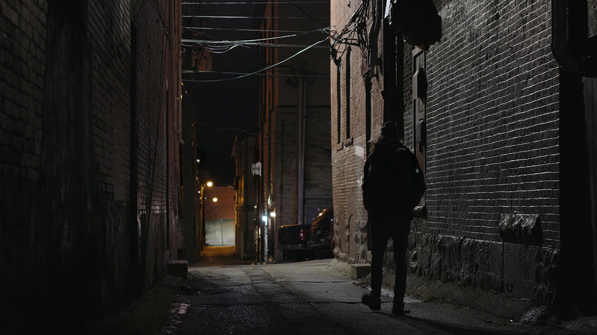 Esrarengiz yardımsever bu kentte kapı önlerine öyle bir şey bırakıyor ki herkes şaştı kaldı! Gece vakti sokaklarda dolaşıyor