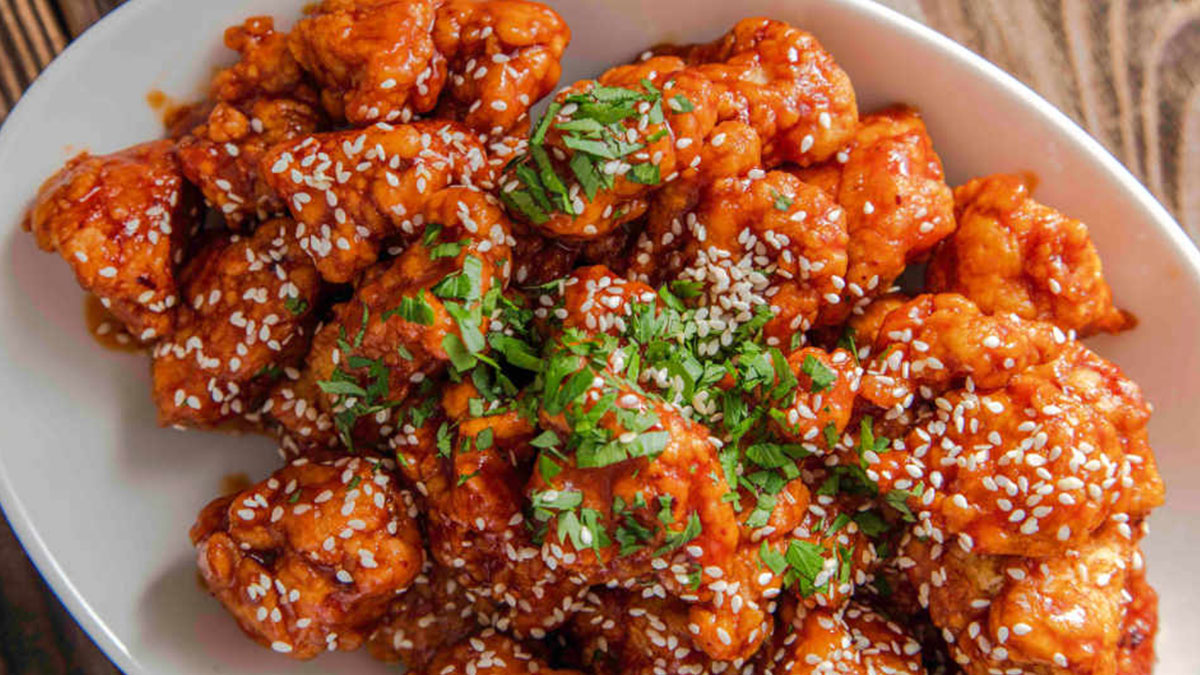 Bu tavuk tarifi zahmetine değecek, lezzeti garanti! (VİDEO) Portakal soslu acılı ballı tavuk tarifiyle damaklar şenlenecek