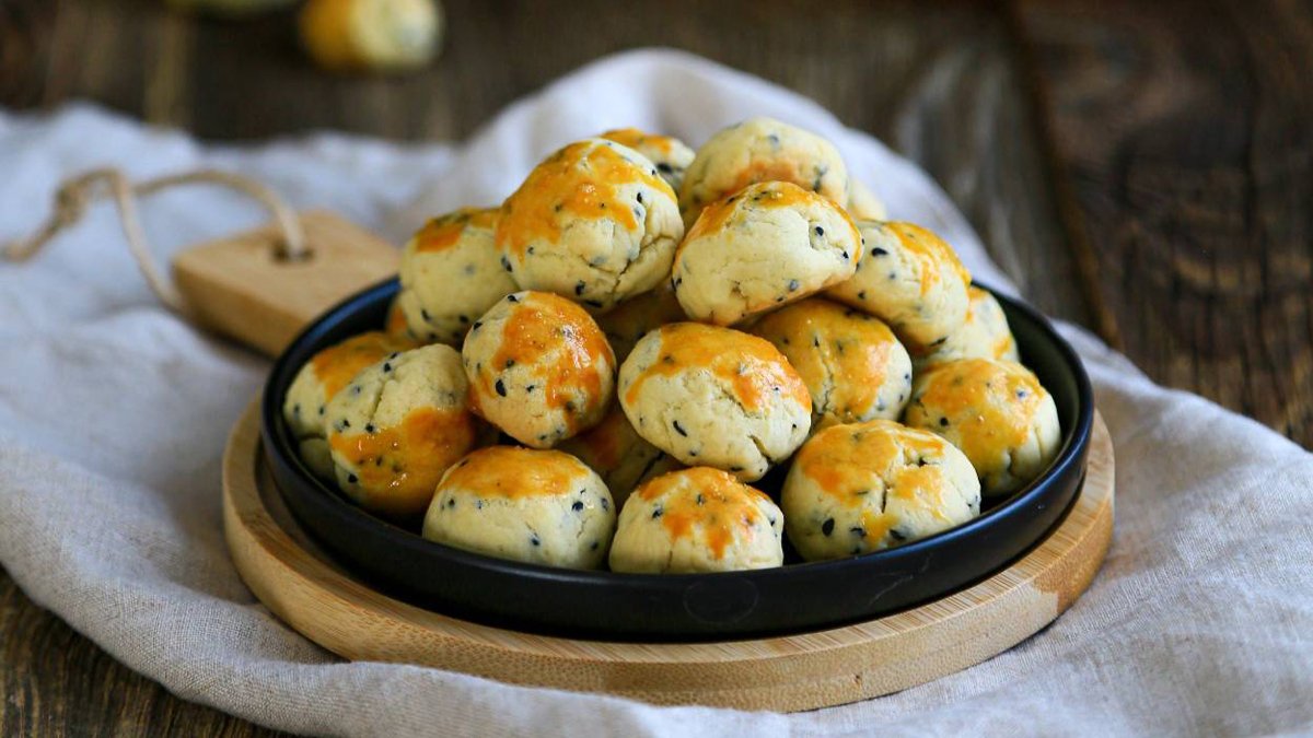 Çay daha demlenirken hazır oluyor! Pratik olduğu kadar lezzetli: İşte çörekotlu misket kurabiye tarifi