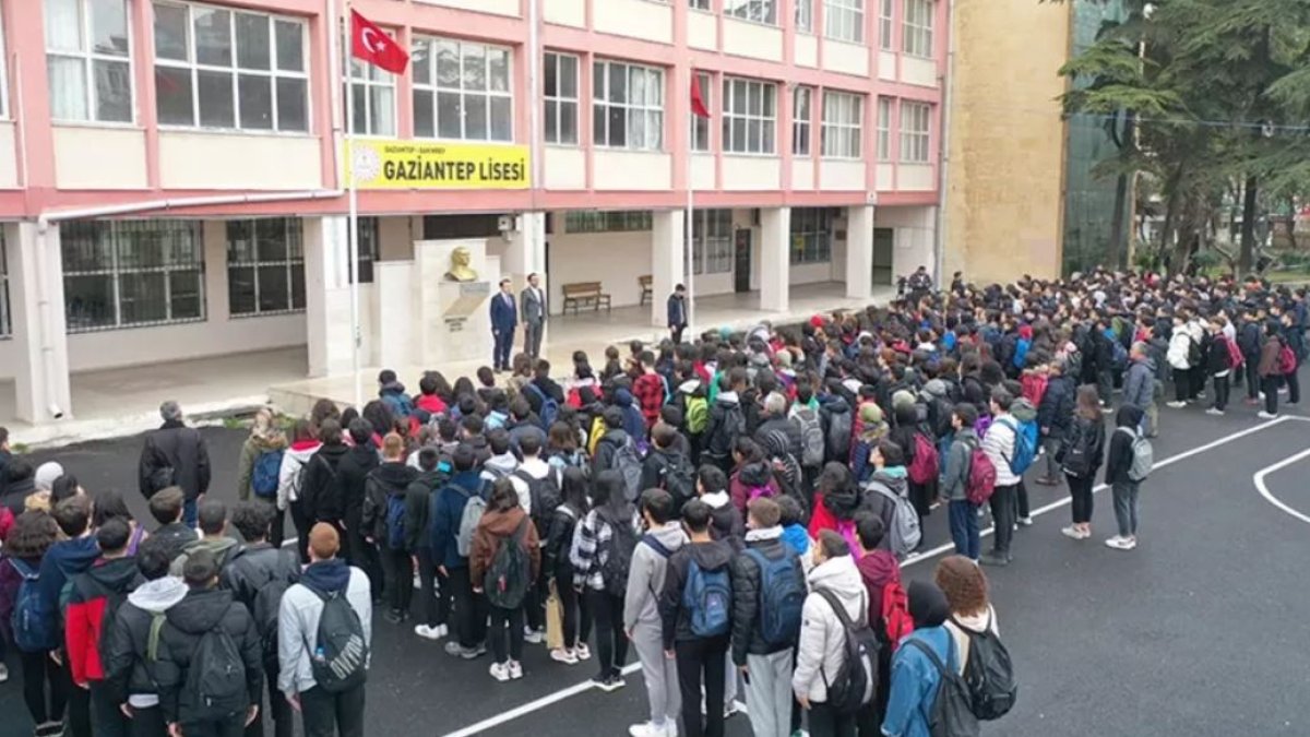 MEB duyurdu: Yarın okullarda Filistin için saygı duruşunda bulunulacak
