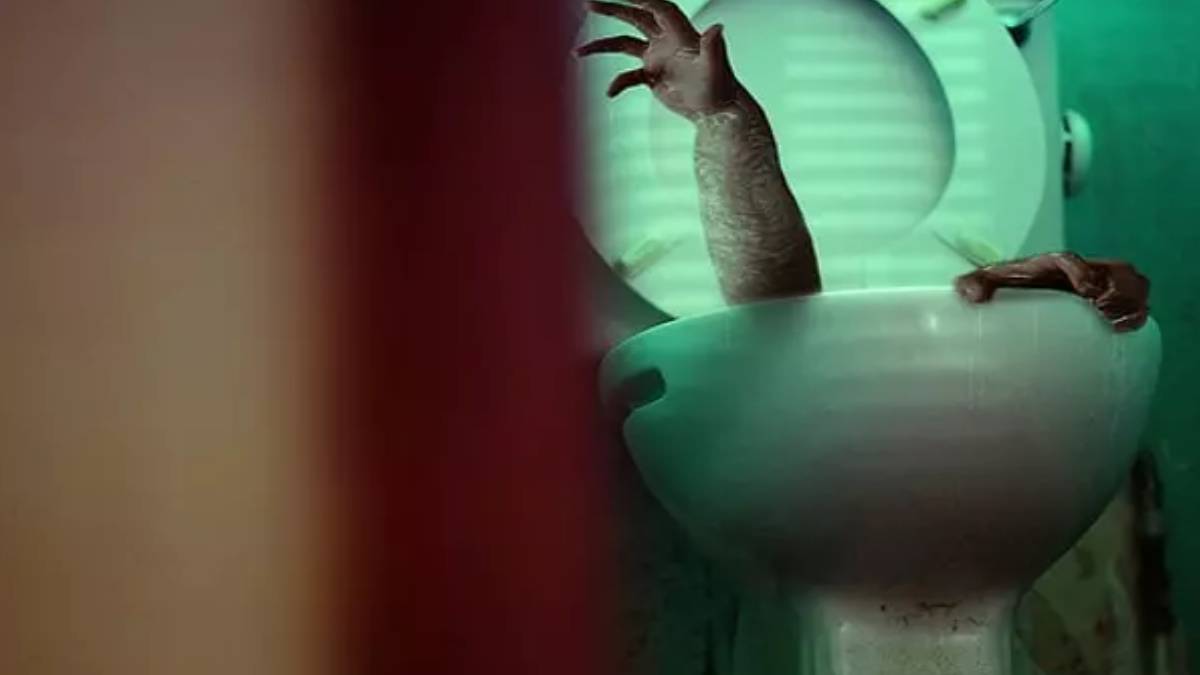 Saniye saniye görüntüledi! Tuvaletinden öyle bir yaratık çıktı ki... Kamera olmasa kimse inanmaz