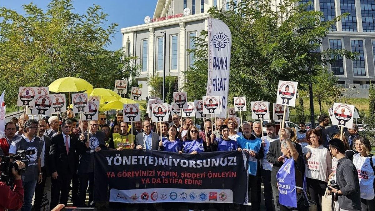 Sağlık çalışanları bakanlık önünde eylem yaptı: 'Yönetemiyorsunuz ya görevinizi yapın ya da istifa edin'