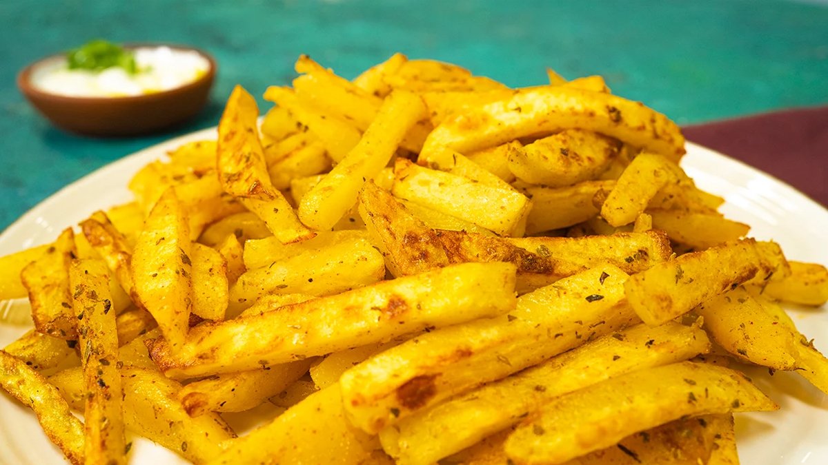 Her yemeğin yanına yakışıyor! İşte ana yemeği bile solda bırakan fırında baharatlı patates tarifi