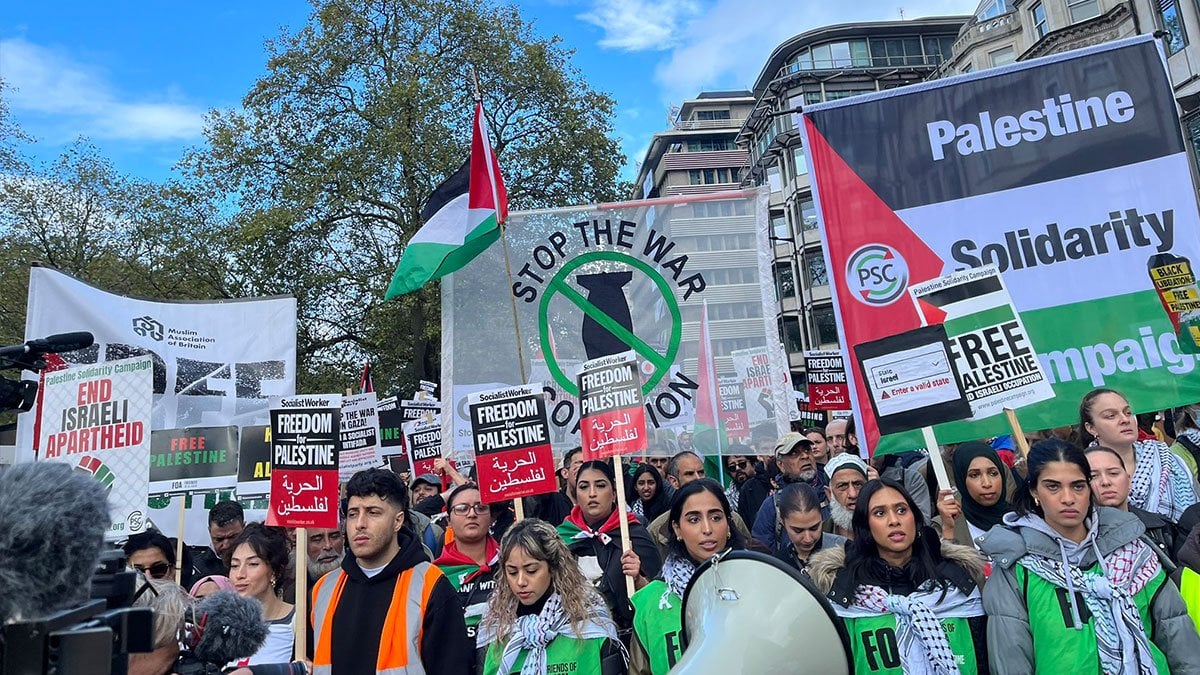 Londra'da On Binlerce Kişi Filistin'e Destek Için Yürüdü