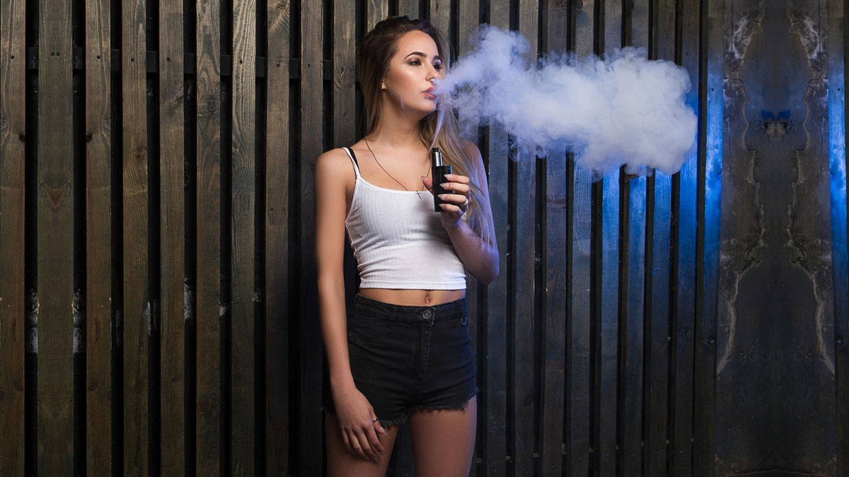 Akciğeri delik deşik ediyor: Elektronik sigara içenler tehlikenin farkında değil! Prof. Dr. Tevfik Özlü, 'Sakın' diyerek uyardı