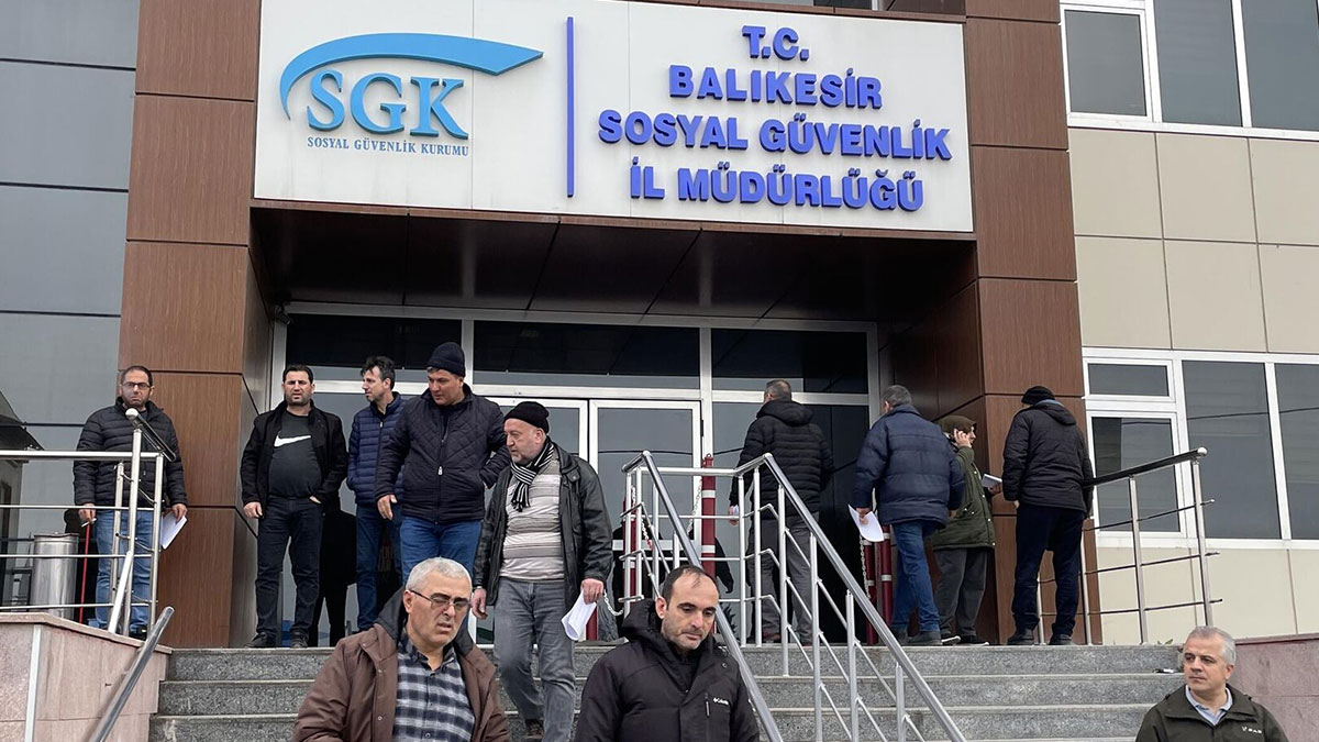 Emeklilik hayali kuranlara kötü haber: Prim gün sayısı yükseltildi! SGK, yeni prim gün tablosunu paylaştı