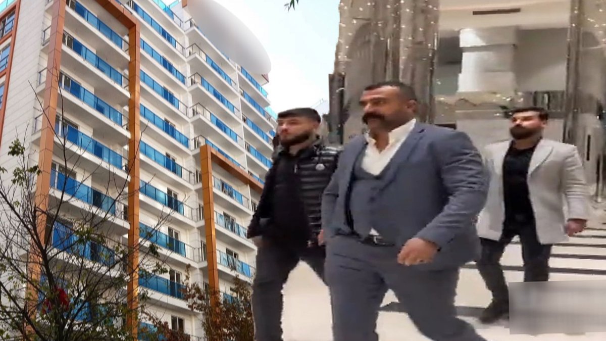 Polisli çete sitede terör estirdi: Darp ettiler, yağmaladılar, vurgun yaptılar...