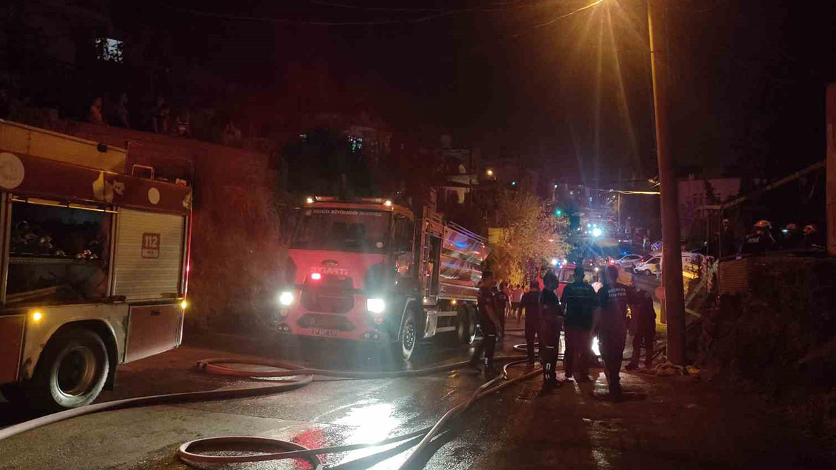 Antalya'da müstakil ev alev alev yandı