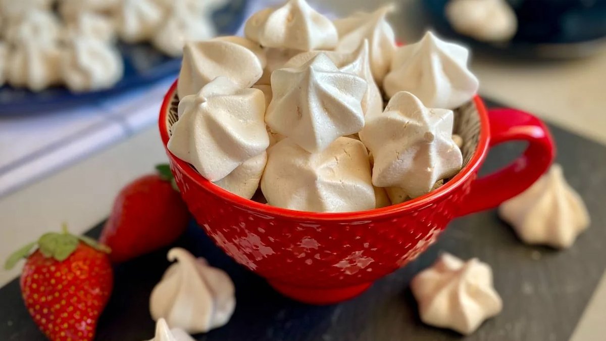 Yumurta aklarını sakın atmayın! 2 malzemeli nefis anne kurabiyesi: İşte pastanelerin kapış kapış sattığı beze tarifi