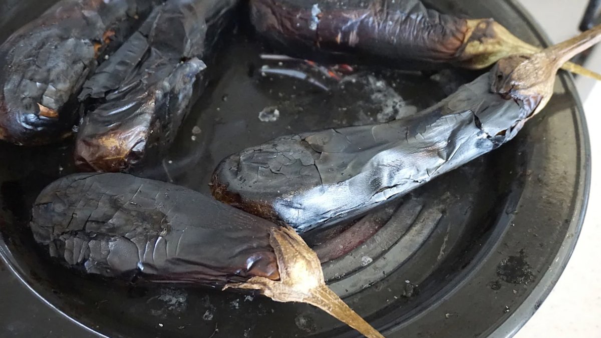 Patlıcan közlemenin en kolay yolu! Ne kararıyor ne de etraf batıyor: Keşke daha önce bilseydim diyeceksiniz