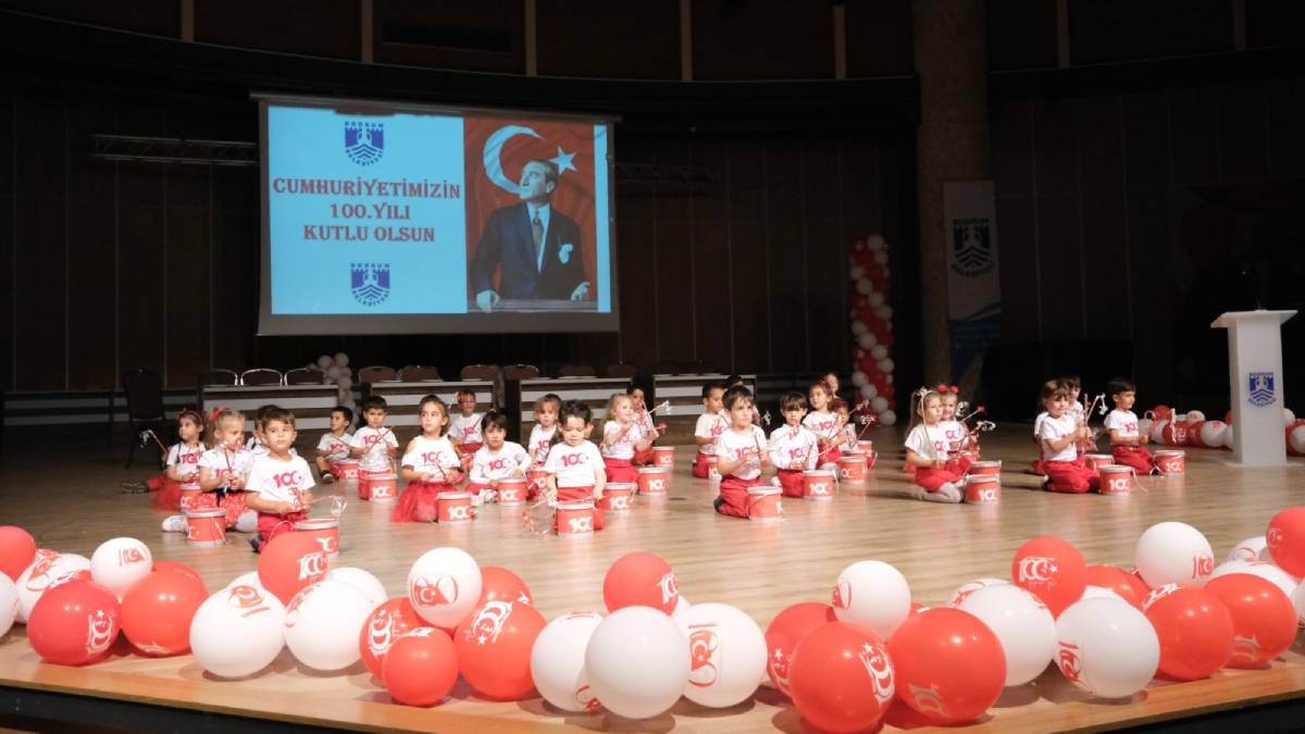 Anaokulu öğrencilerinden muhteşem 100. Yıl gösterisi