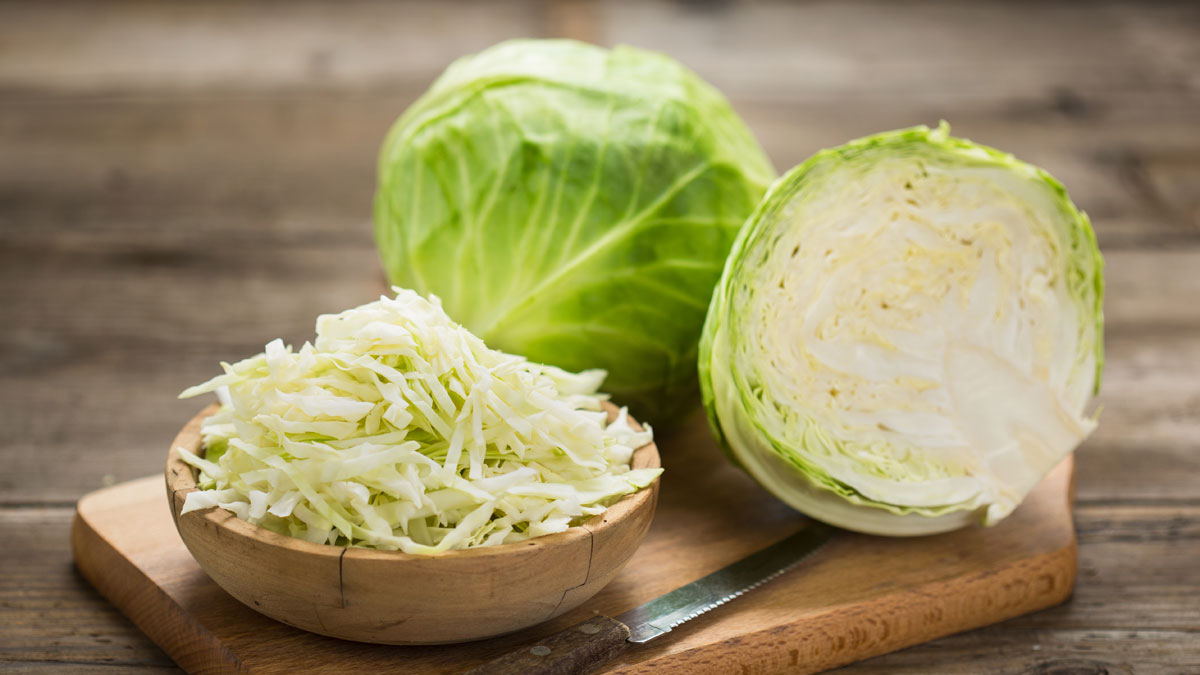 Yemeye doyamayacaksınız! Lahana haşlarken biraz ekleyin: Hem sarması daha kolay oluyor, hem koku yapmıyor