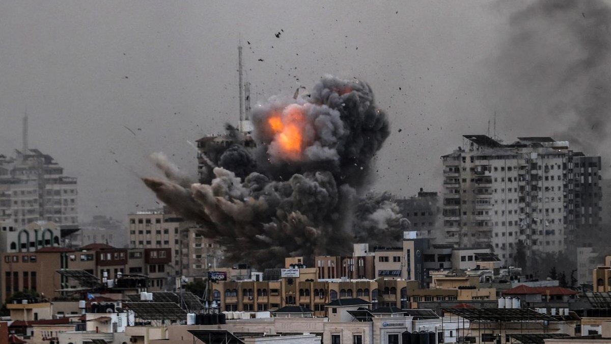 BM 'ateşkes' dedi, İsrail saldırılarını artırdı: Dünyayla bağı kopan Gazze'de gece boyu katliam