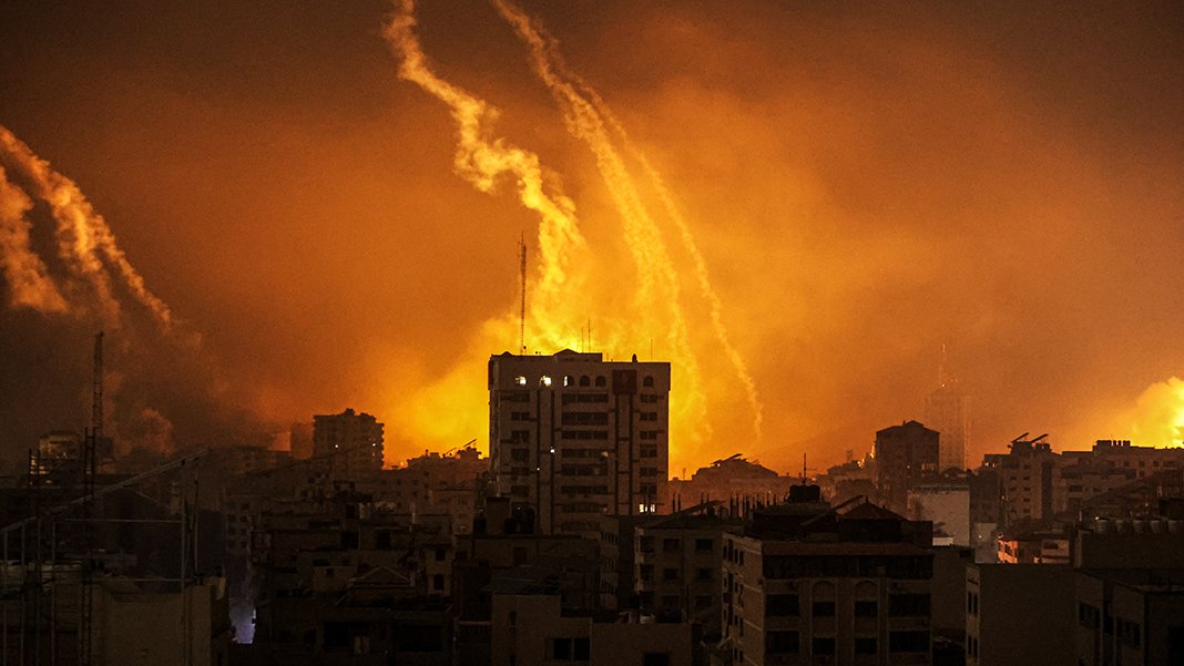 Dünyayla iletişimi kopan Gazze'ye her gün 40 yardım tırı girmeli