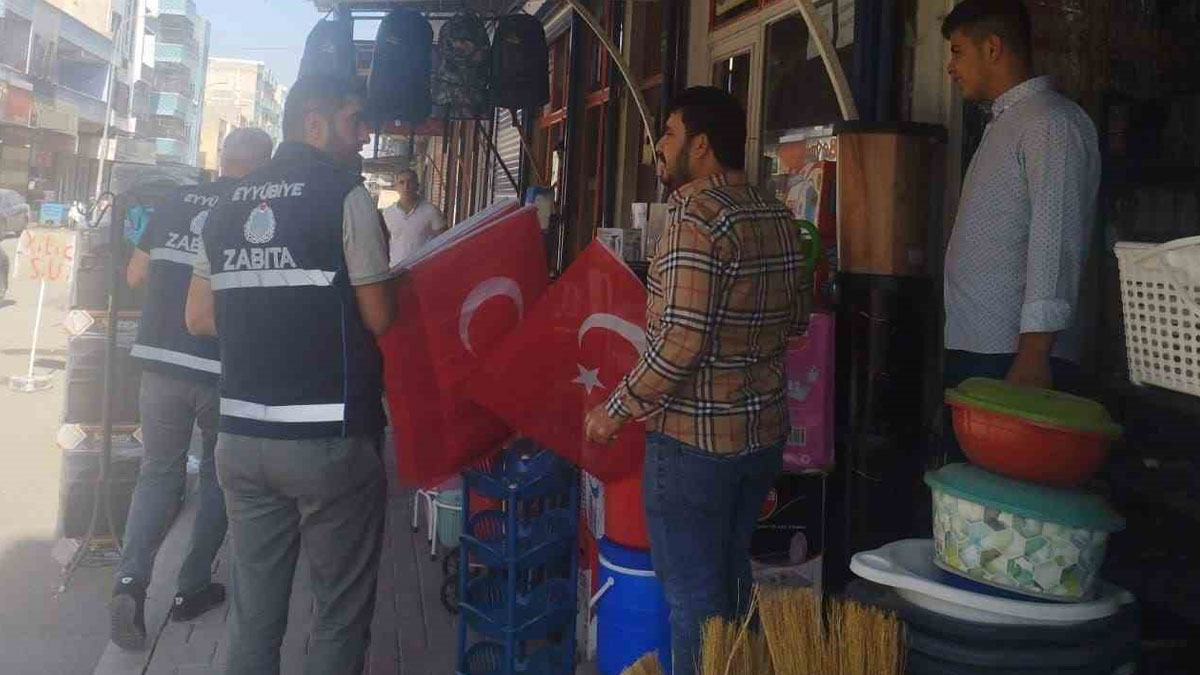 Şanlıurfa'da çirkin saldırı: Türk bayrağı dağıtan zabıta amiri bıçaklandı