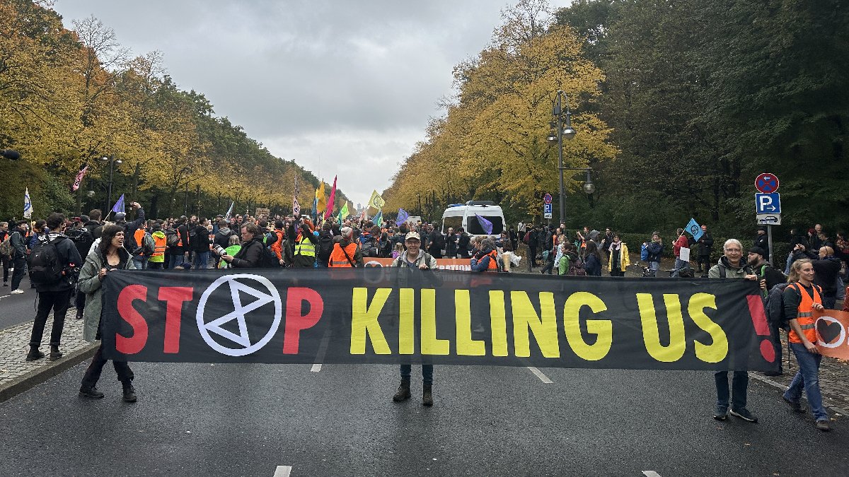 Aktivistler ‘sübvansiyon durdurulsun’ diyor: Almanya’da fosil yakıtlara karşı gösteri
