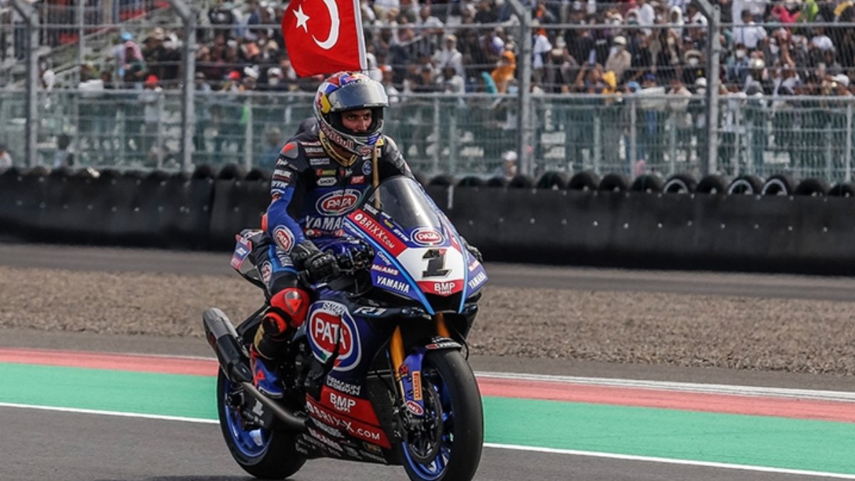 Milli motosikletçi Toprak Razgatlıoğlu'ndan İspanya'da ikincilik