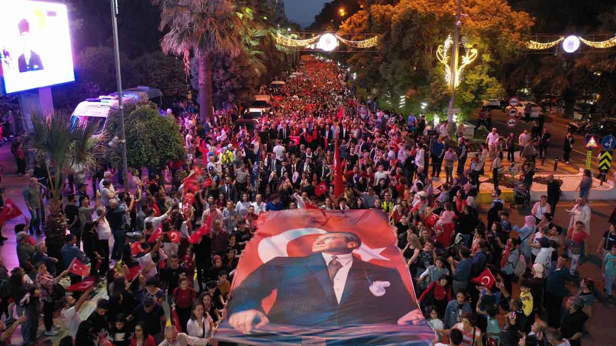 Aydınlılar Cumhuriyet'in 100. Yılı için yürüdü