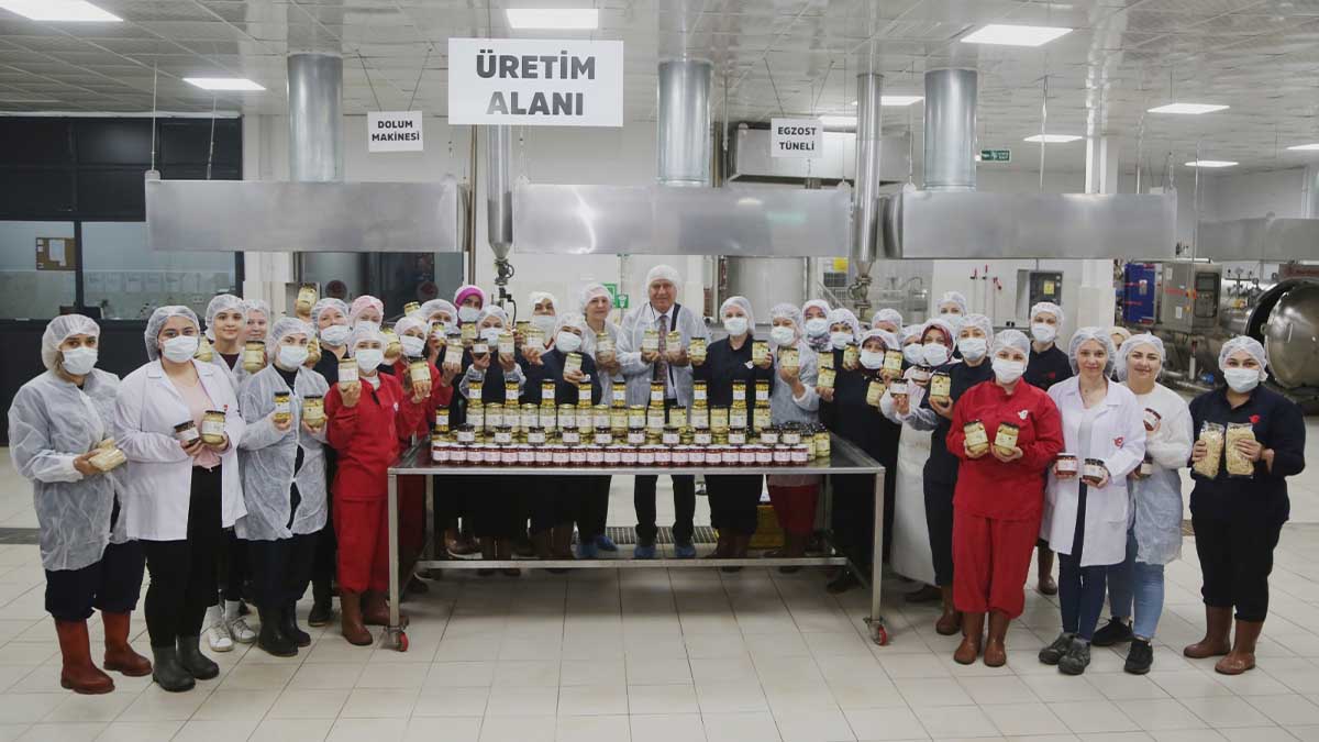 Başkan Atay’dan Efeler’in kadın emekçilerine armağan