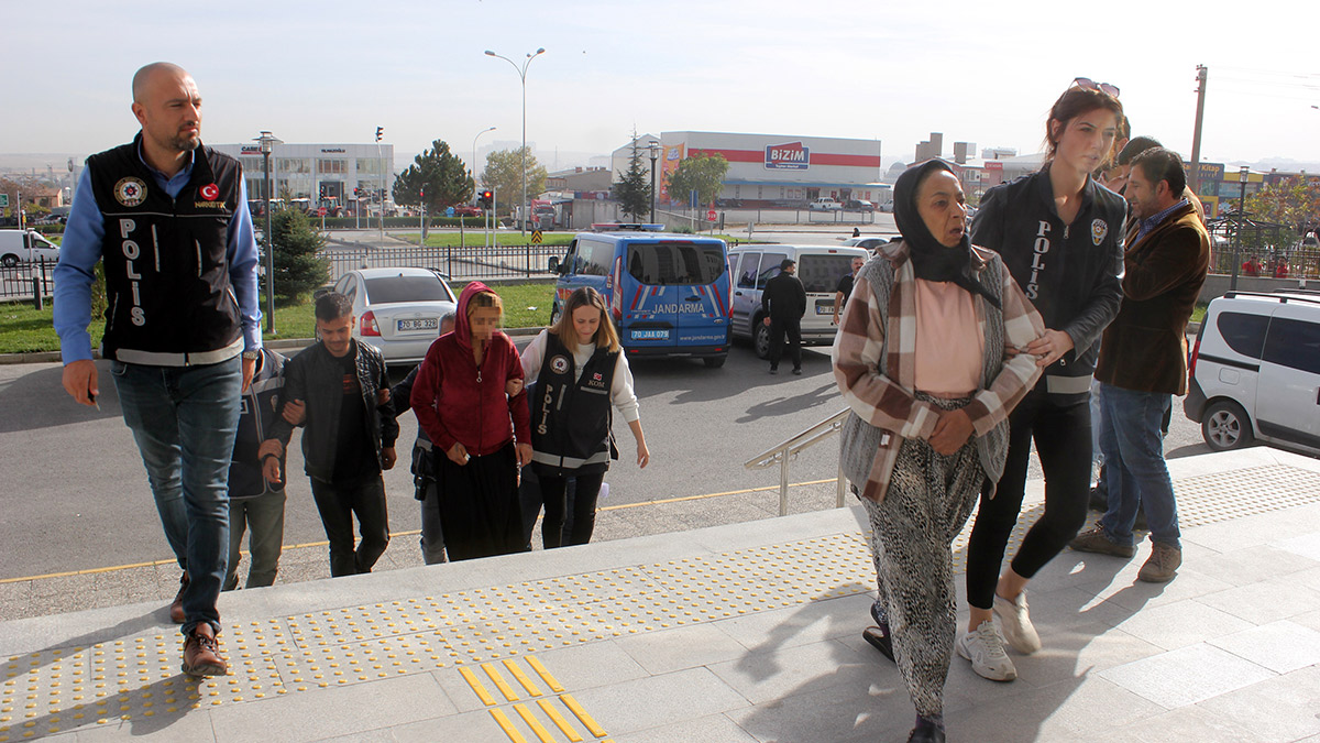 Uyuşturucu satan babaanne ve torunu tutuklandı