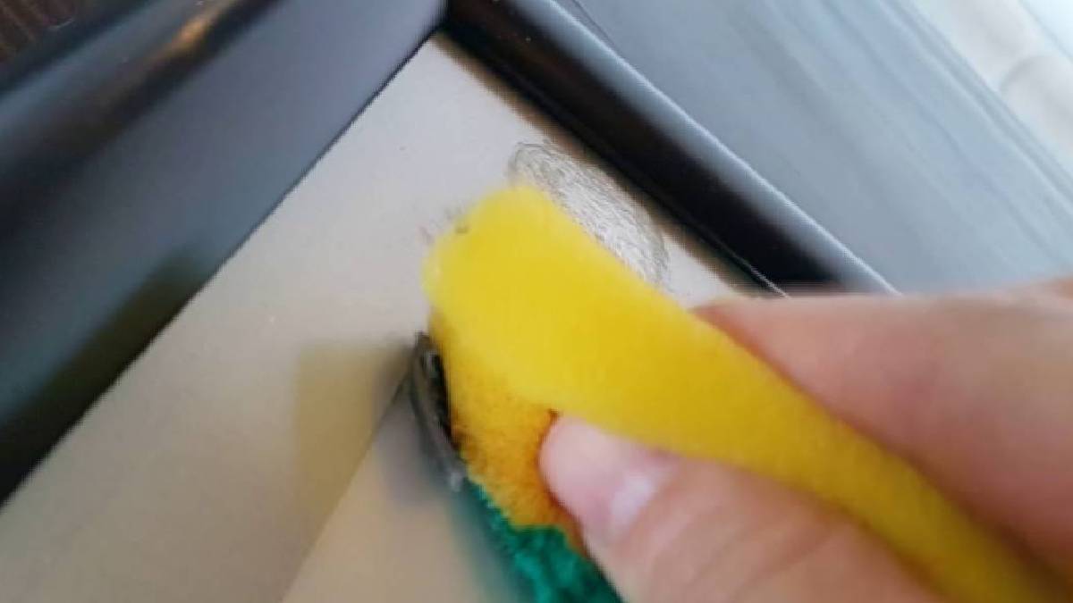 Pimapen pencerelerdeki etiketleri anında söken yöntem! Yapışkanlık bile bırakmıyor: Biraz sıkıp silince eser kalmayacak