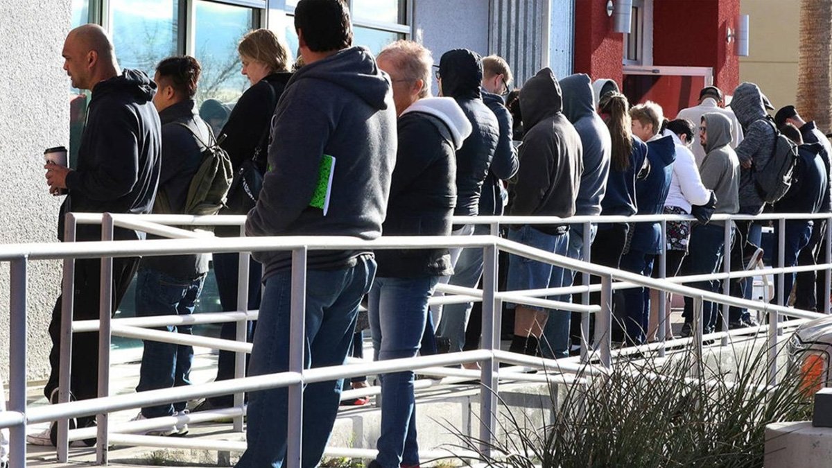 Uluslararası rapora göre, Türkiye'de milyonlarca genç kıyafet bile alamayacak durumda