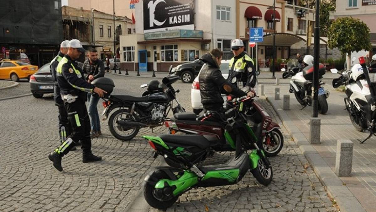 Motorlu bisiklet, motosiklet ve elektrikli bisiklet sürücüleri dikkat! Artık zorunlu oldu: O olmadan trafiğe çıkamayacaksınız