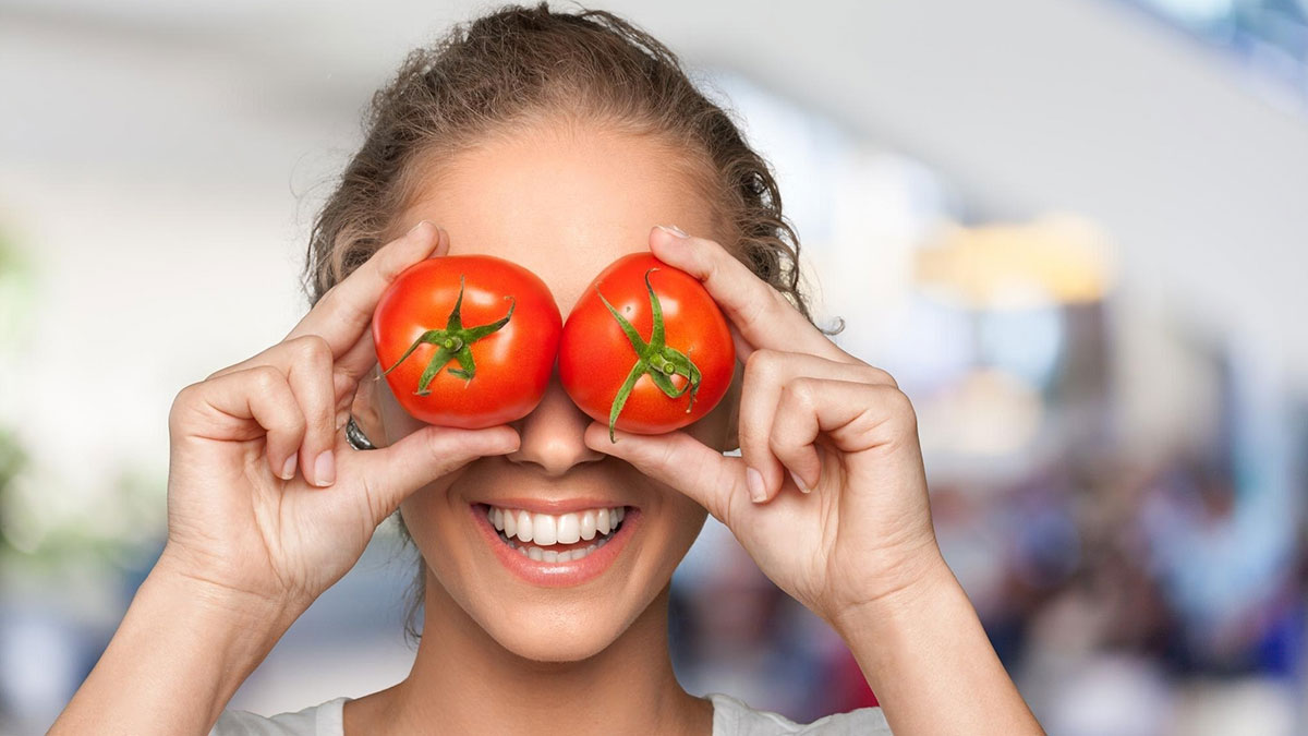 Domatesi taze tutmak için herkes aynı hatayı yapıyor, meğer hiç faydası yokmuş! Manavlar domatesi böyle saklıyor
