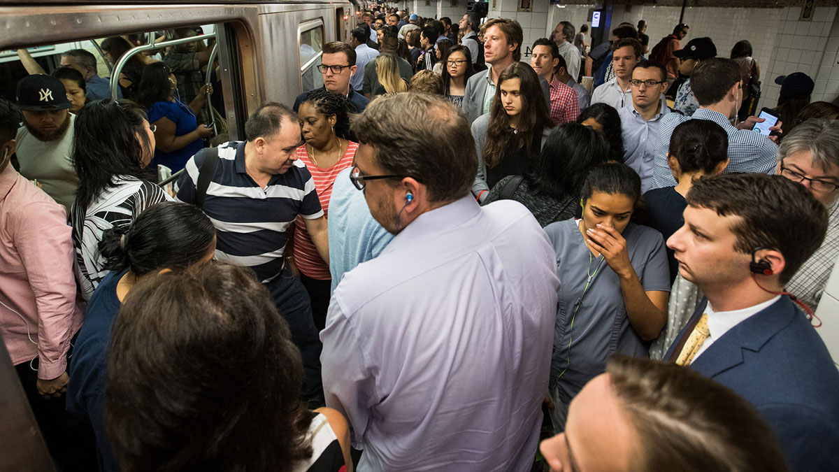 Metrodaki yoğunluğa ilginç çözüm: Teker teker kaldıracaklar! Her gün milyonlarca insan biniyor