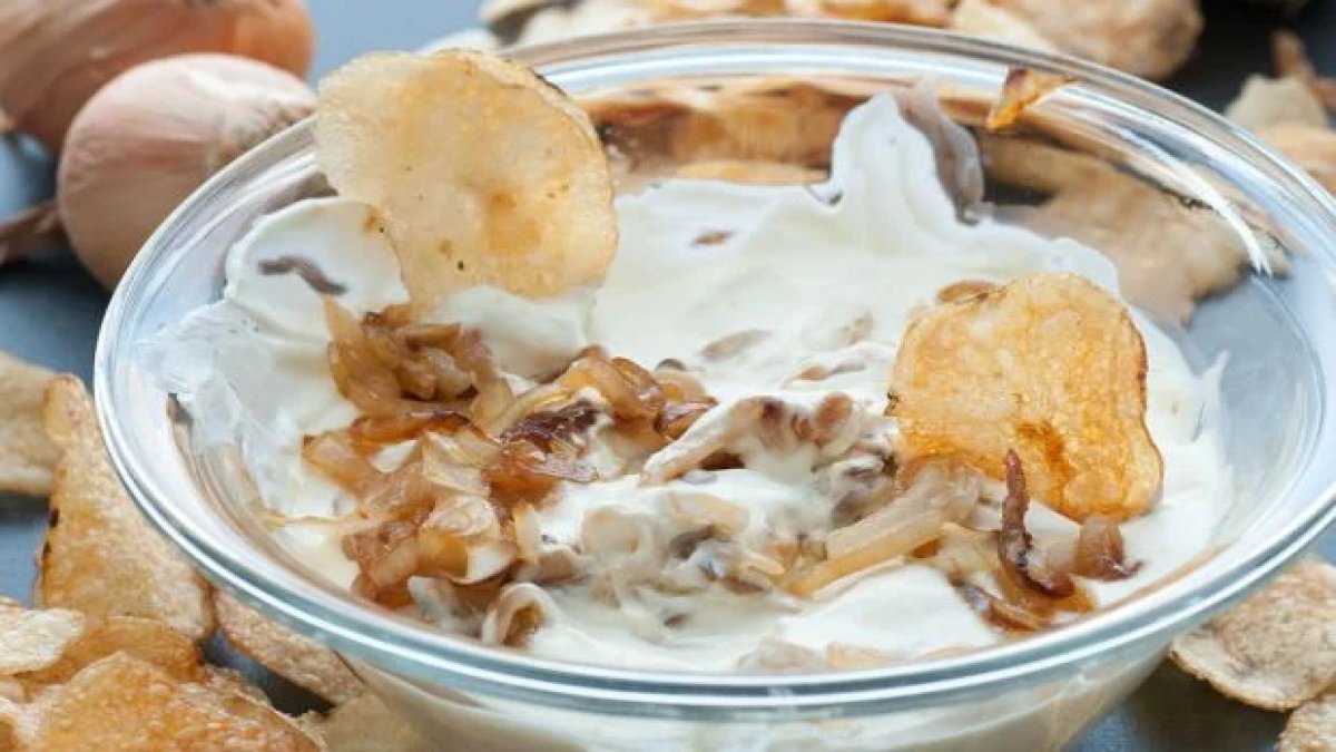 Film izlerken en iyi eşlikçi cipsinize yakışır sos! Nefis mi nefis karamelize soğanlı cips sosu nasıl yapılır?