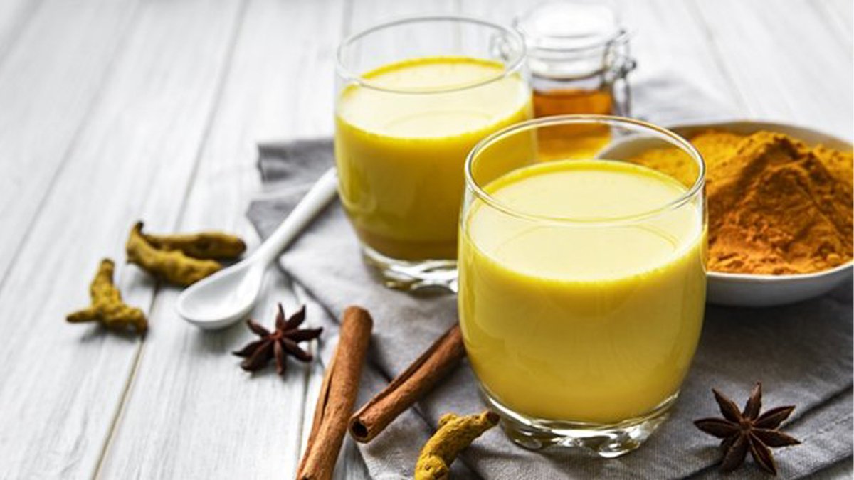 Gece yatmadan bir bardak için mucizeye kendiniz tanık olun! Zerdeçallı sütün faydalarını duyanlar içmeden uyumayacaklar