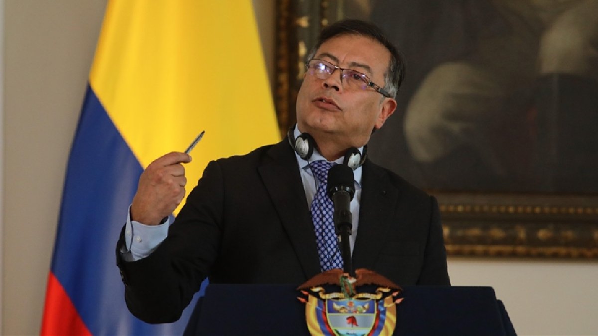 Kolombiya lideri Petro'dan İsrail’in Gazze’ye attığı bombayı paylaştı: Buna maruz kalan acı içerisinde ölür