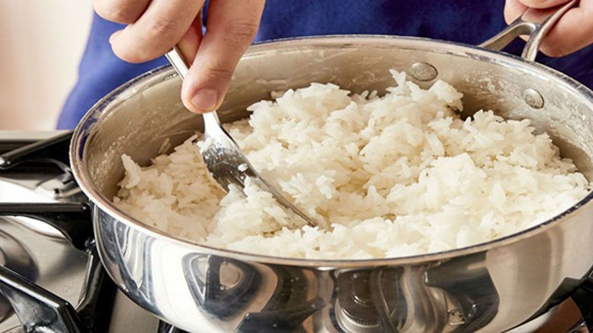 Pilavın dibi tutarsa sakın dökmeyin! Kurtarmanın basit bir yolu var: İşte dibi tutan pilavı kurtarma yöntemi