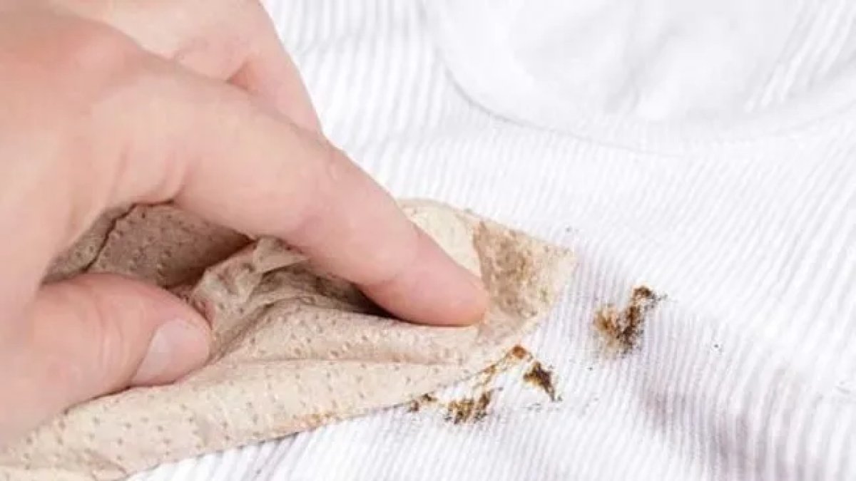 Kıyafetinizde pas lekesi varsa sakın atmayın! Tek malzemeyle çıkıyor: İşte kıyafetinizdeki pas lekesini çıkarma yöntemi