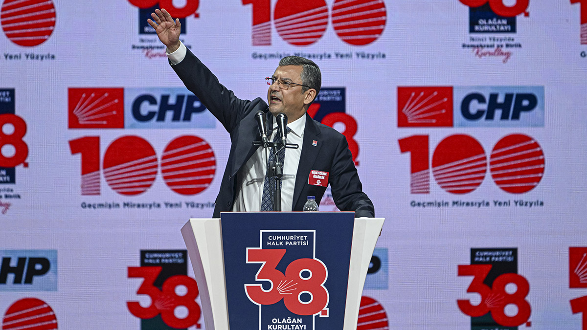 Delegeler 'değişim' dedi: CHP'de yeni Genel Başkan Özgür Özel