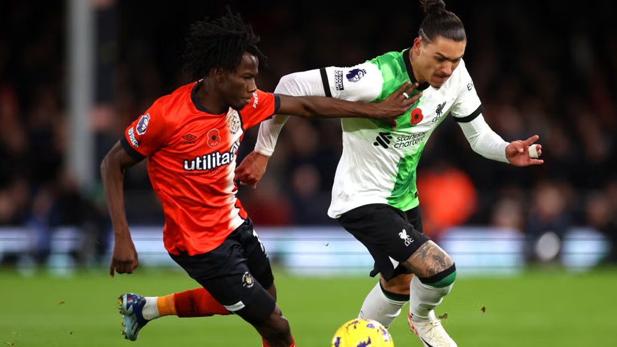 Liverpool liderlik yarışında Luton'a takıldı