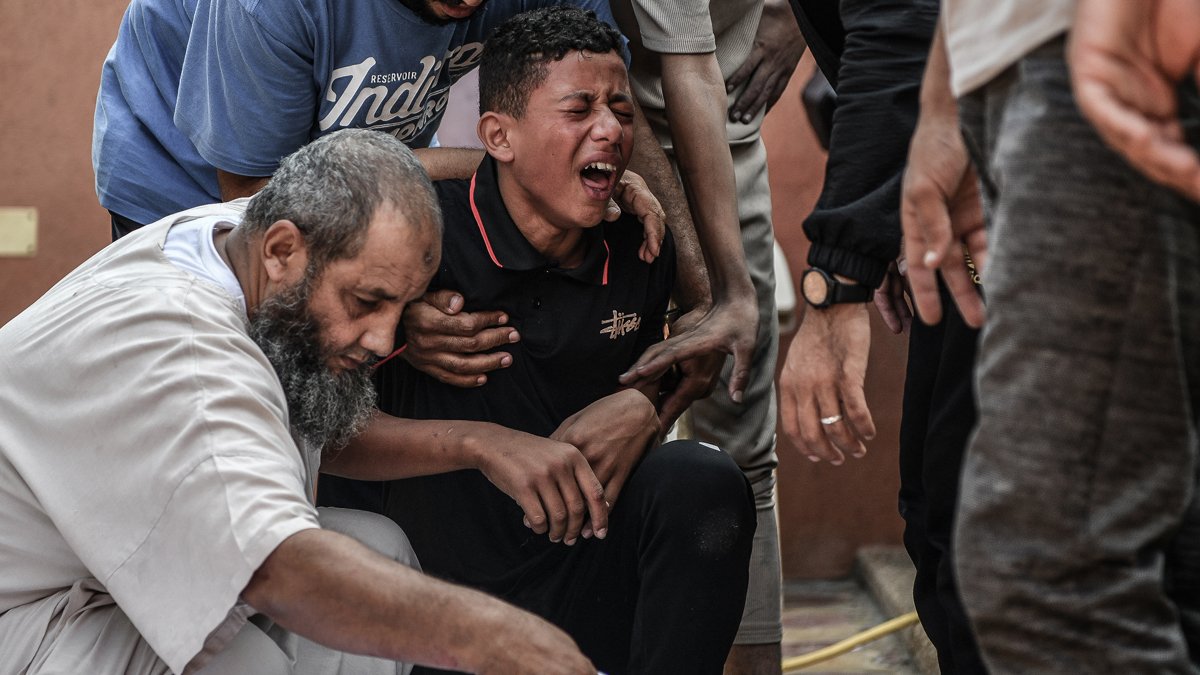 Katliamın 31. günü: Dünyayla iletişimi kesilen Gazze bomba altında