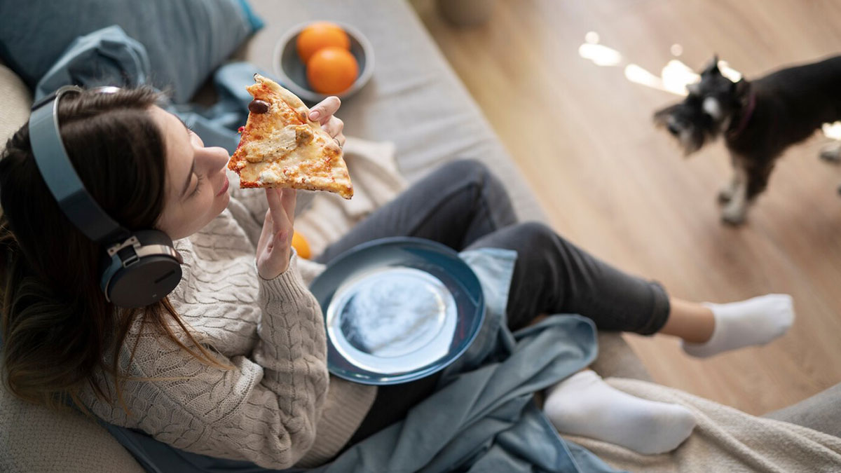 Yemek yerken dinlediğimiz müziğin türü bile fazla kilo almamıza neden oluyormuş! Uzman doktor, madde madde sıraladı