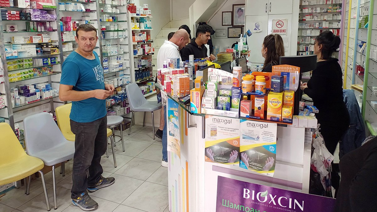 Eczanelerde 'kur farkı' yoğunluğu: Bulgar ve Yunan turistler akın akın geliyorlar