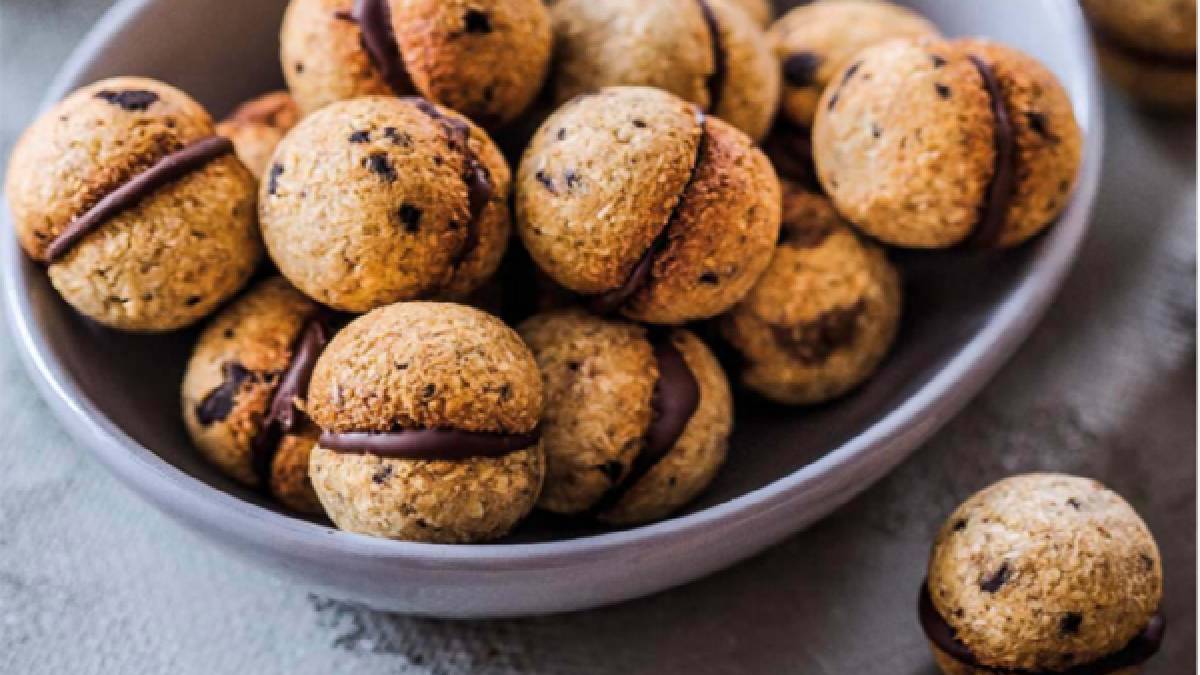 Bu kurabiyenin içinde ne şeker, ne un, ne de süt var! 10 dakikada kıyır kıyır kurabiyeleriniz hazır! Sadece 3 malzemeli…