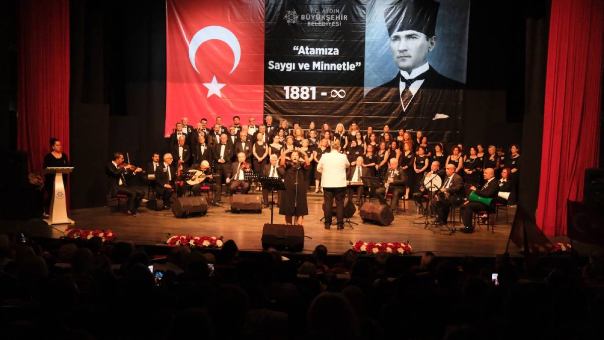 Aydınlılar Atatürk'ün sevdiği şarkıları hep birlikte söyledi