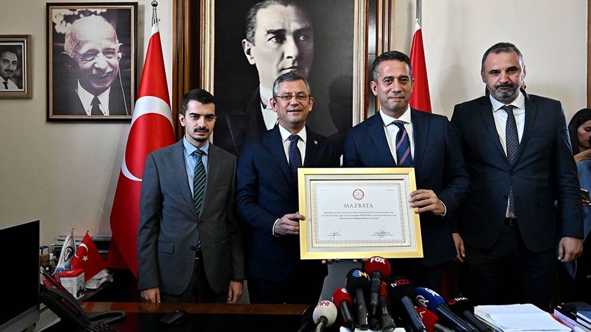 CHP'de 'devir teslim' töreni: Özgür Özel mazbatasını aldı