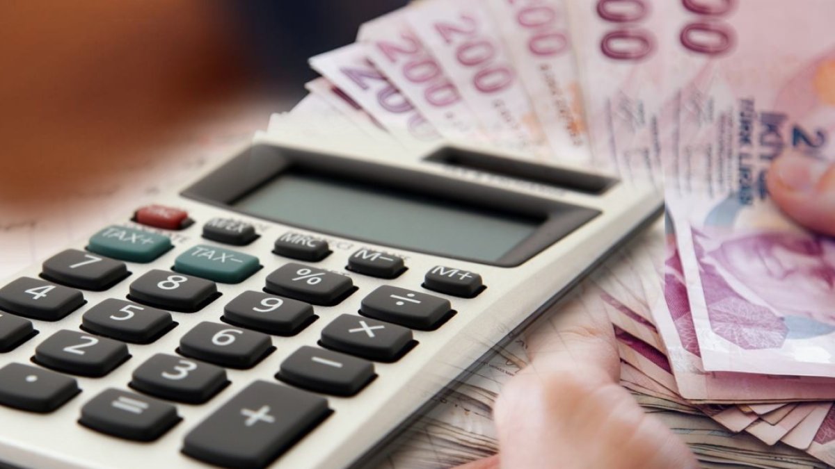 Asgari ücretli ve özel sektörde masadaki zamlı rakamlar belli oldu! Ünlü ekonomist "o rakamı geçecek" diyerek duyurdu