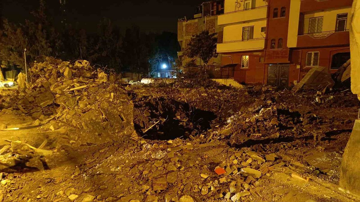 Depremin 275'inci günü: Temel kazısında enkazdan ceset çıktı