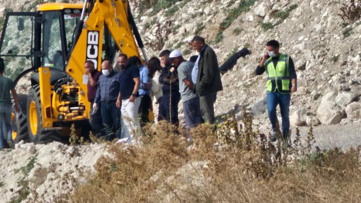 O ilimizde kimyasal paniği: Toprağa karıştı, çevre ve insan sağlığı risk altında! İş makineleriyle toprağı metrelerce kazdılar