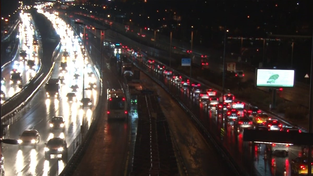 İstanbul'da sağanak alarmı: Trafik felç oldu