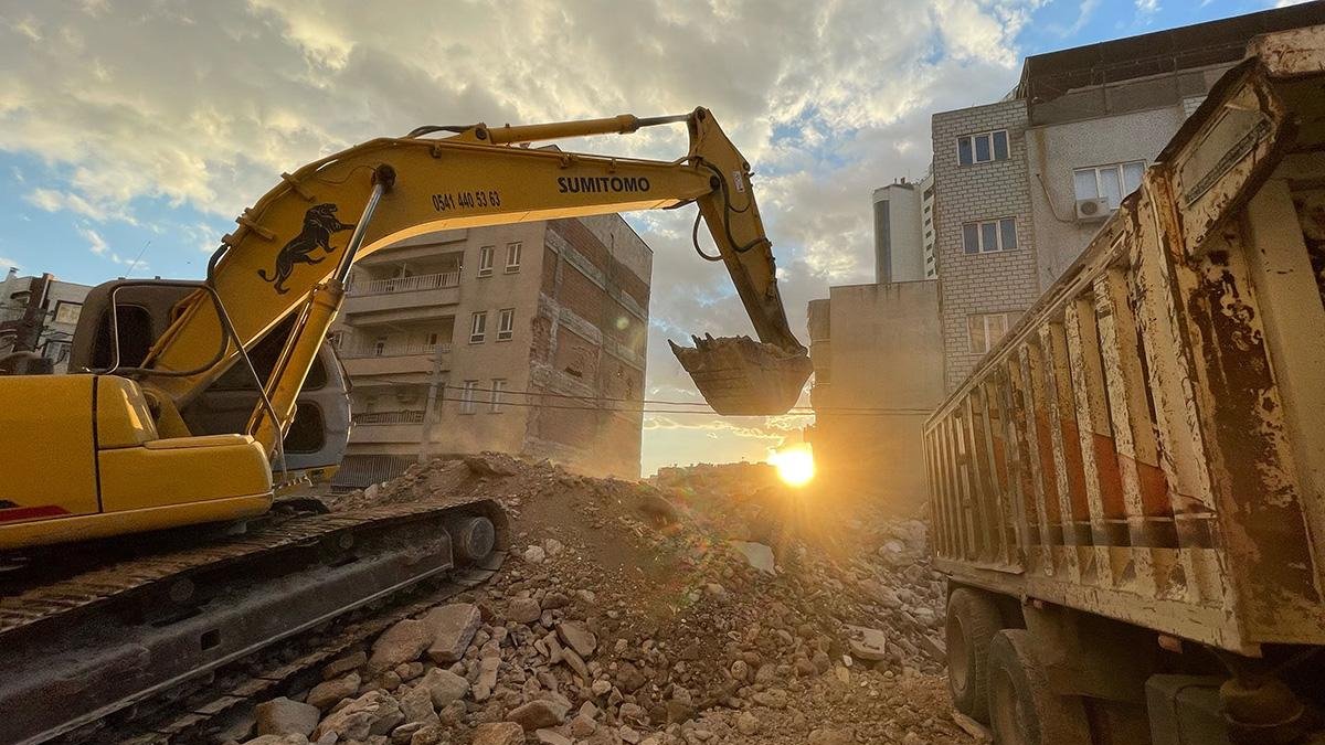 Deprem bölgesinin yıkılamayan binaları için 'hızlı karar' süreci