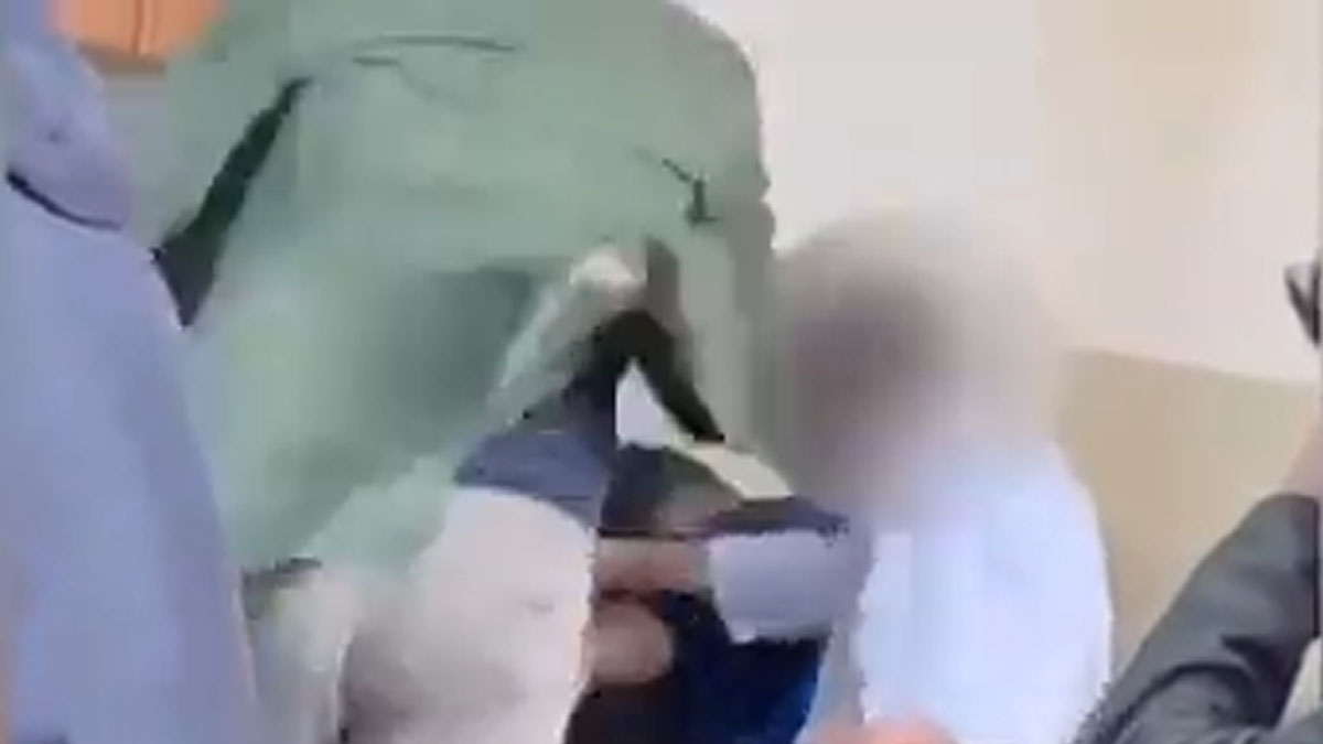 Kitapla öğrencisini dövmüştü! O öğretmenden kötü haber: Öğrencinin yakınları öğretmeni hastanelik etti