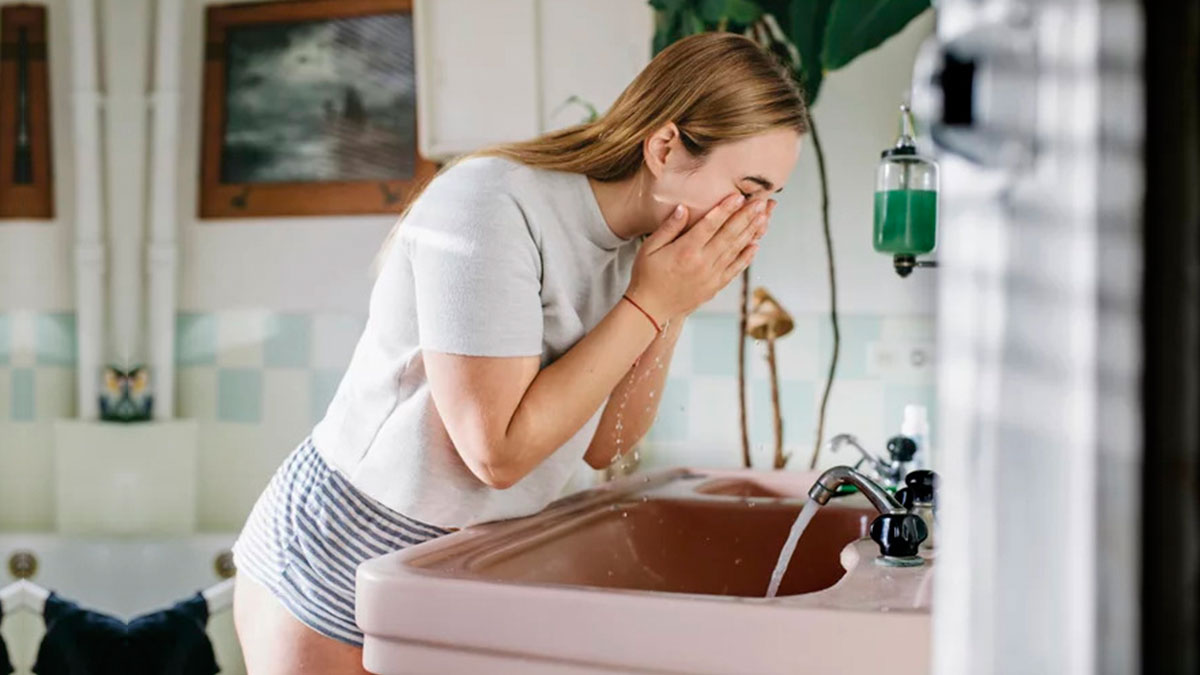 Her yerde bulunuyor, herkes kullanıyor fakat yarardan çok zararı var! Cildi mahvediyor, öğrenince şoke olacaksınız