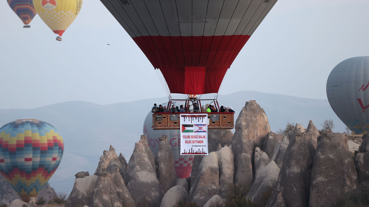 Kapadokya'da sıcak hava balonu bu kez 'Gazze' için havalandı